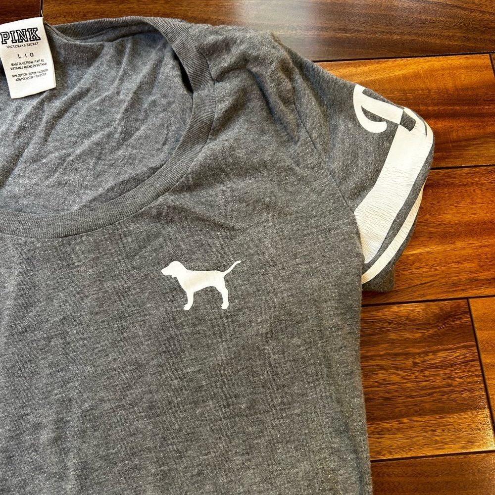 ❤️Pink Gray V-Neck T-Shirt with Dog Emblem - Picture 4 of 5